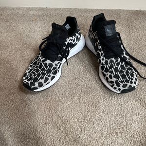 Adidas black and white gym shoes Sz 6.5